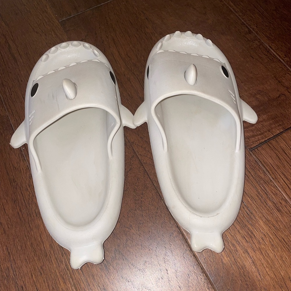 Shark Slippers (white & grey) - Picture 3 of 3
